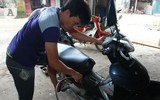 Cửa hàng sửa xe miễn phí cho người dân vùng lũ tại Chương Mỹ